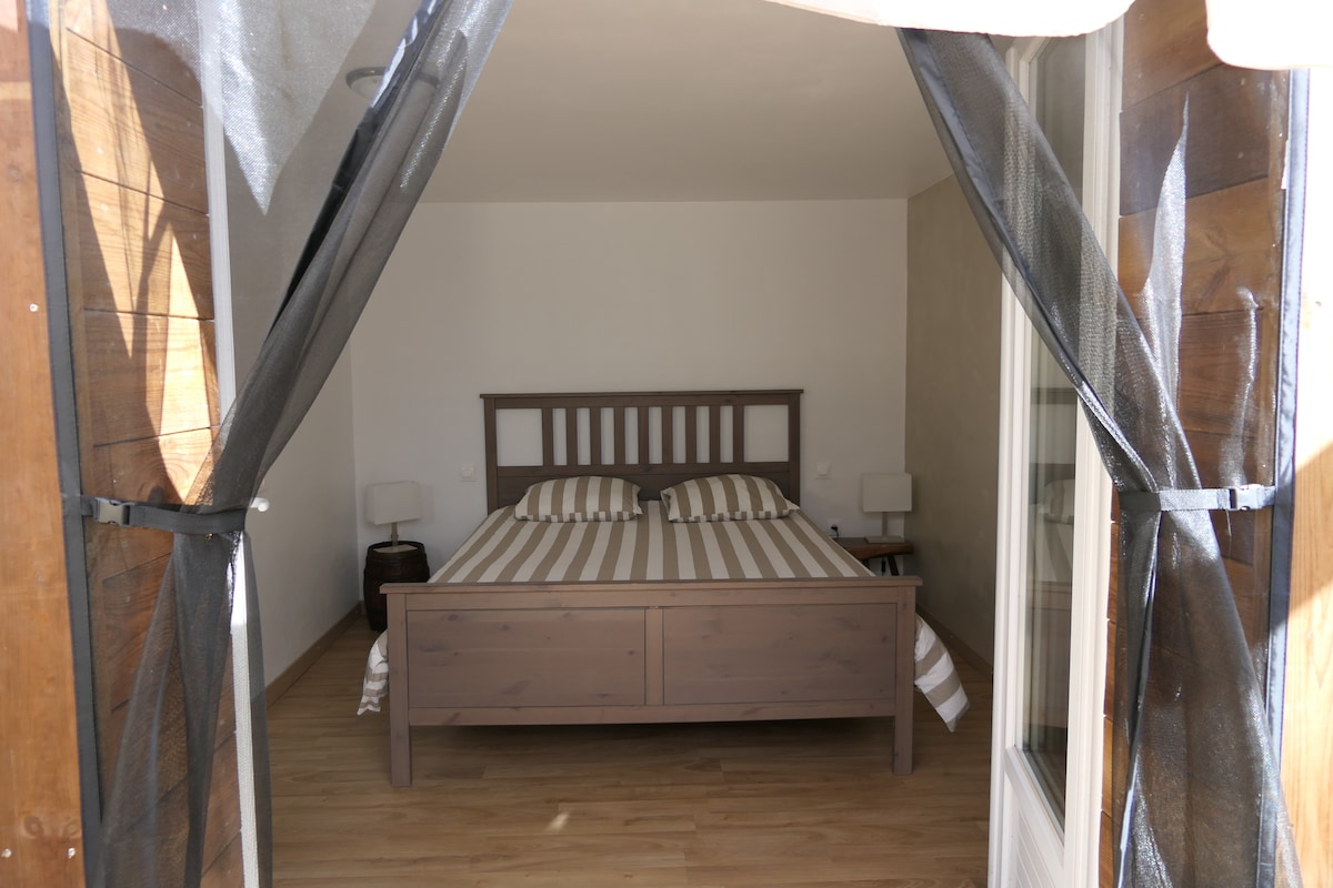 dormitorio principal con ropa de cama nueva de calidad. Acceso directo al patio 