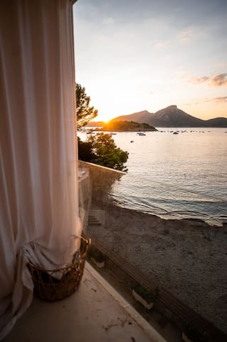 2 Floor B. Sea view & direct access to the beach