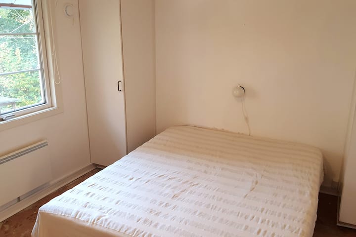 Soveværelse med dobbeltseng (160×200)
