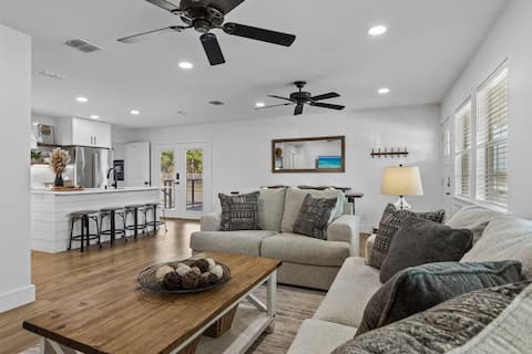 Popular Airbnb listing: 7-Minute WALK to AT&T - Fully Updated Home +Casita in Arlington
