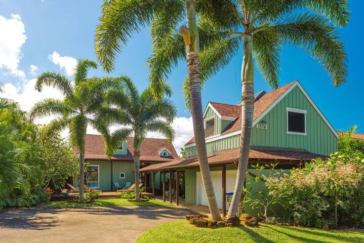 Stunning Tri-level Villa gallery image 2