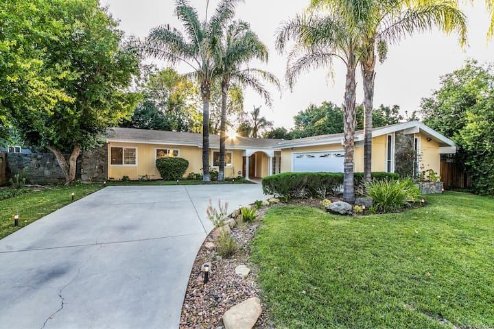 Villa Sausalito – Newly Designed 4BR HOUSE w/ POOL gallery image 4