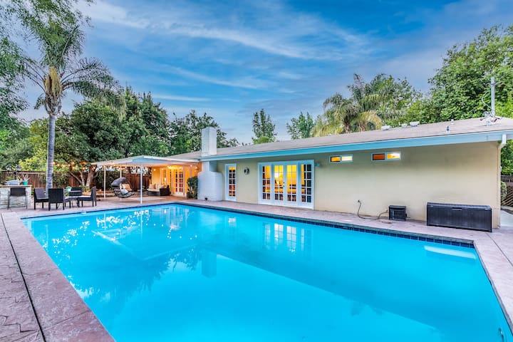 Villa Sausalito – Newly Designed 4BR HOUSE w/ POOL gallery image 2