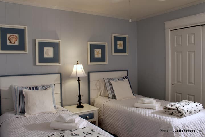 Оваа спална соба на плажа ни е омилена! Има 2 брачни кревета (широки 125 - 149 см) со нови душеци и темели. Големиот гардеробер и великодушниот плакар ви овозможуваат да ги сокриете тие куфери и да се сместите за вашиот престој.  