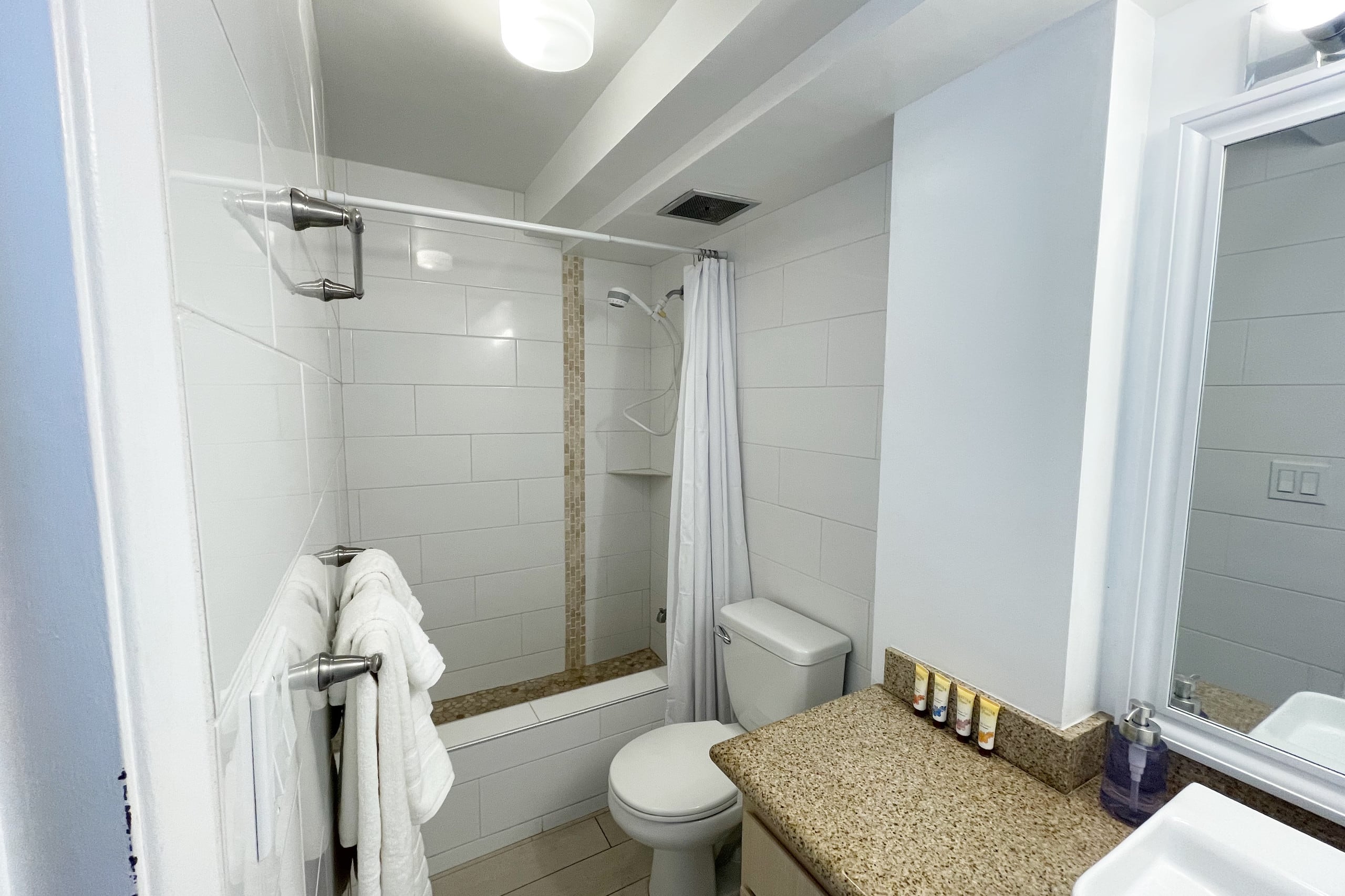 Condo in Honolulu · ★4.93 · 1 bedroom · 1 bed · 1 bath - Image 7
