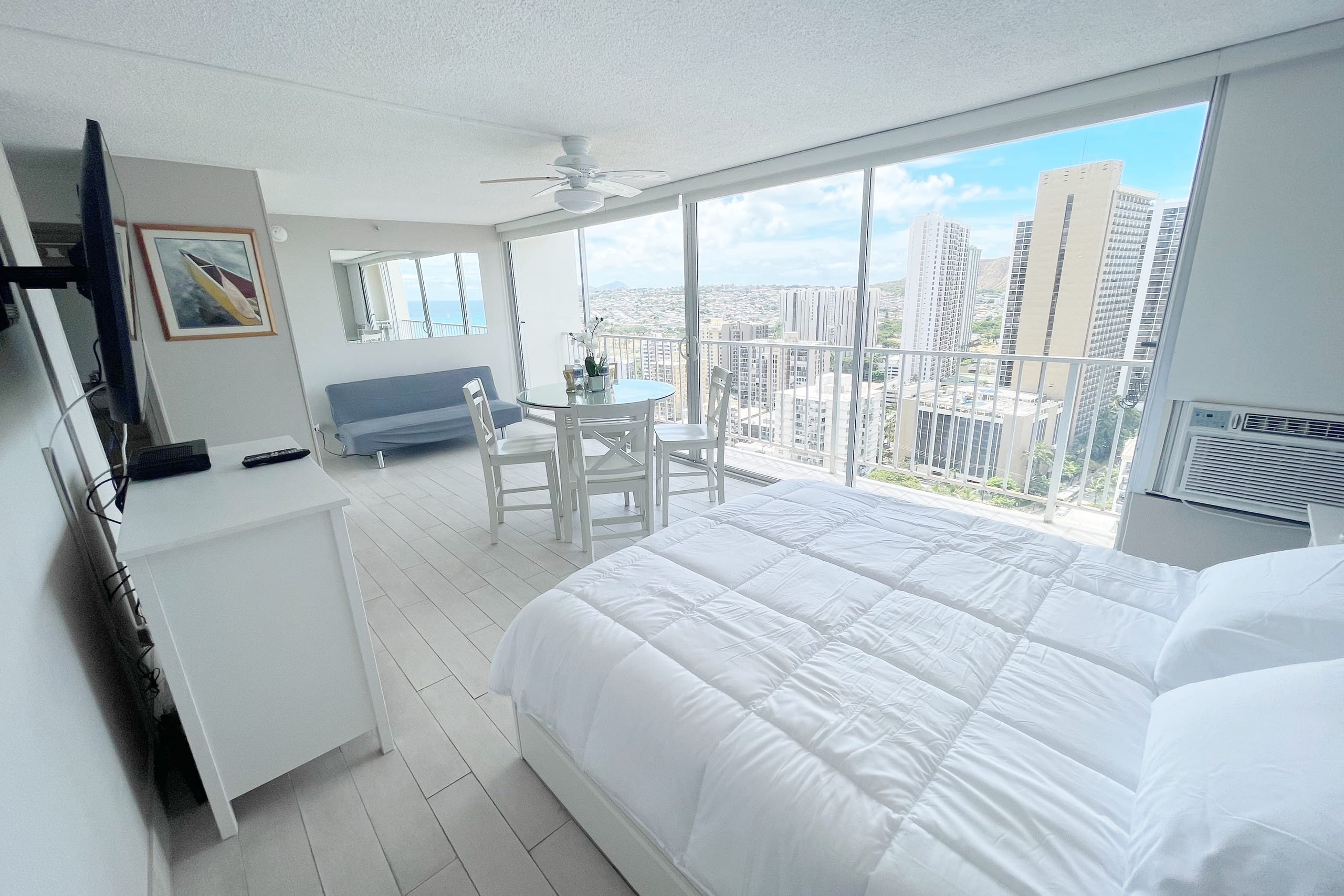 Condo in Honolulu · ★4.93 · 1 bedroom · 1 bed · 1 bath - Image 4