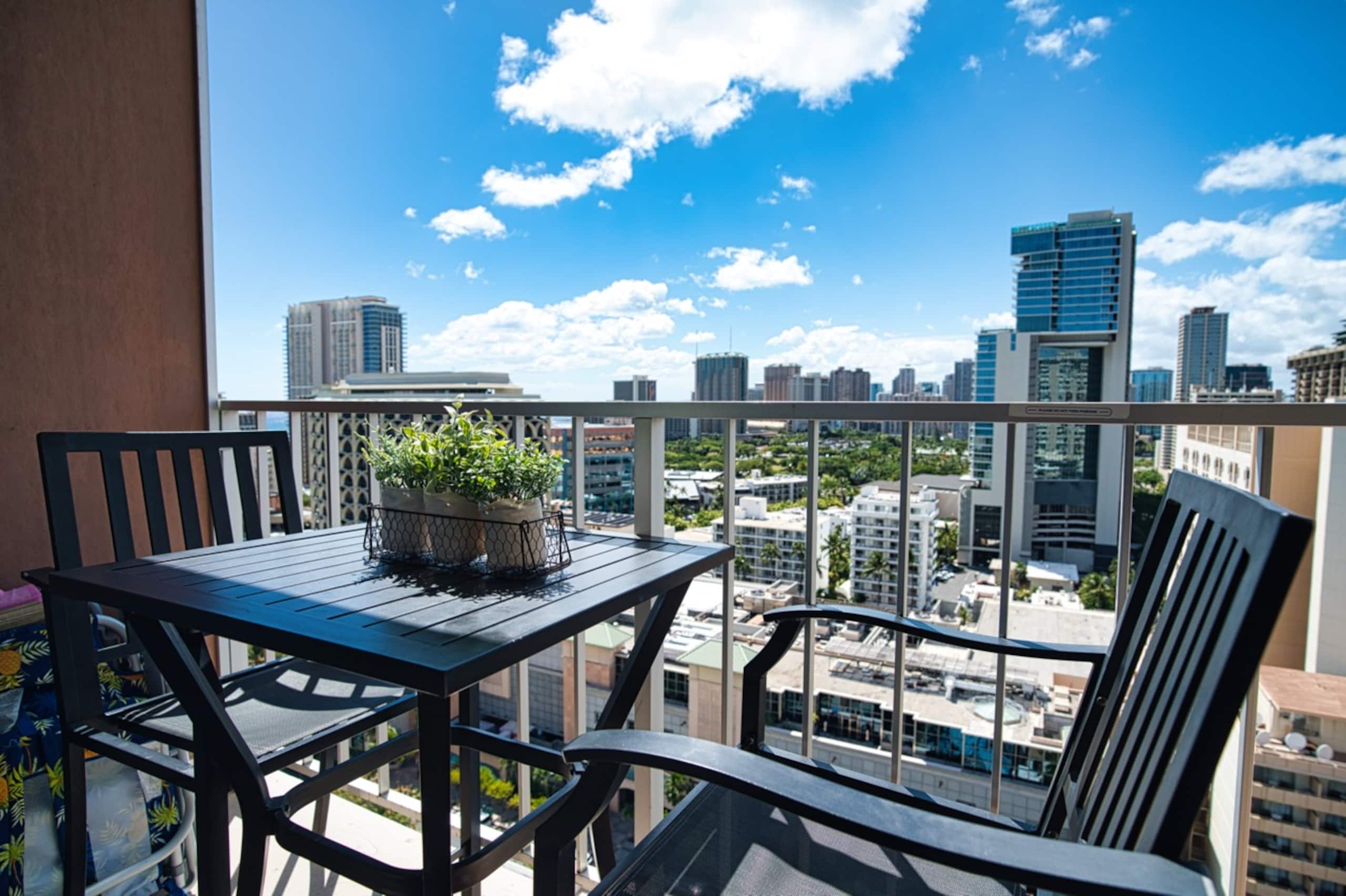 Comfy Studio in Heart of Waikiki with parking - Image 4
