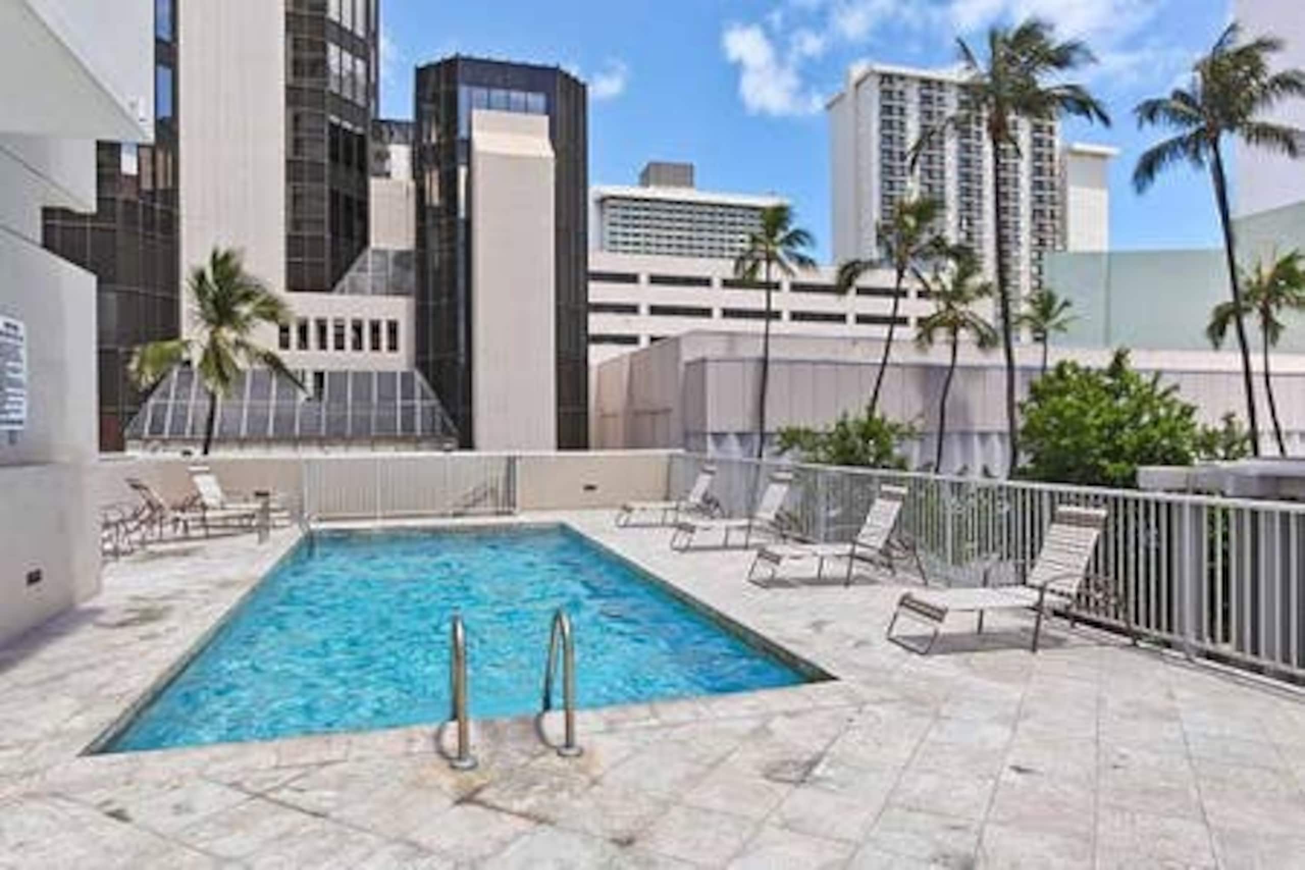 Comfy Studio in Heart of Waikiki with parking - Image 35
