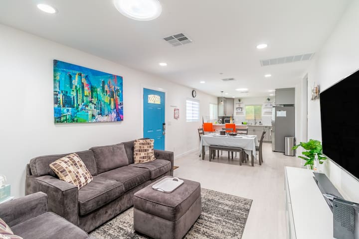 Cheerful 3 Bdrm + 2 Bth Perfect for 31+ Days Stay