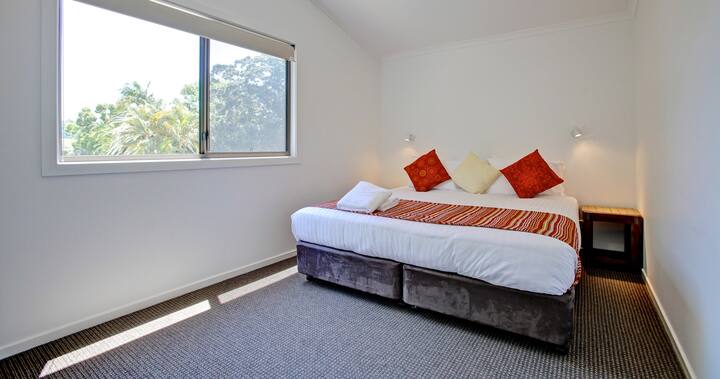 חדר שינה ראשי עם מיטת קינג סייז, אפשר להציע גם כשתי מיטות יחיד.