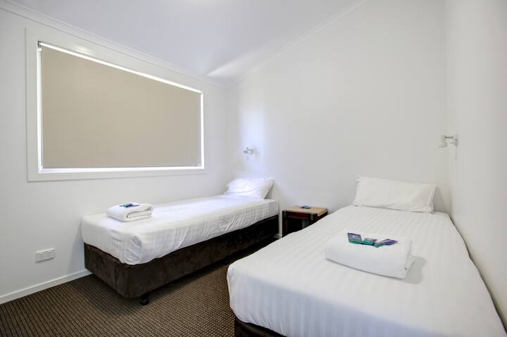 חדר שינה שני, אפשר גם לסדר אותו כגודל קינג סייז.