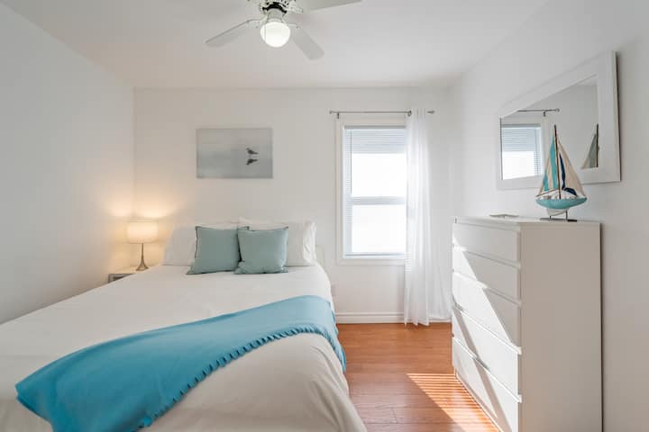 Трета спалня разполага с двойно легло с удобни възглавници и спално бельо, нощно шкафче с нощна лампа за четене, килер със закачалки, поставка за багаж, скрин и таванна лампа.