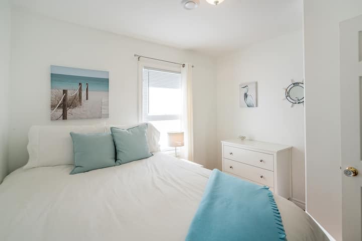 Спалня 1 разполага с двойно легло с удобни възглавници и спално бельо, нощно шкафче с нощна лампа за четене, скрин, висящи куки и поставка за багаж.