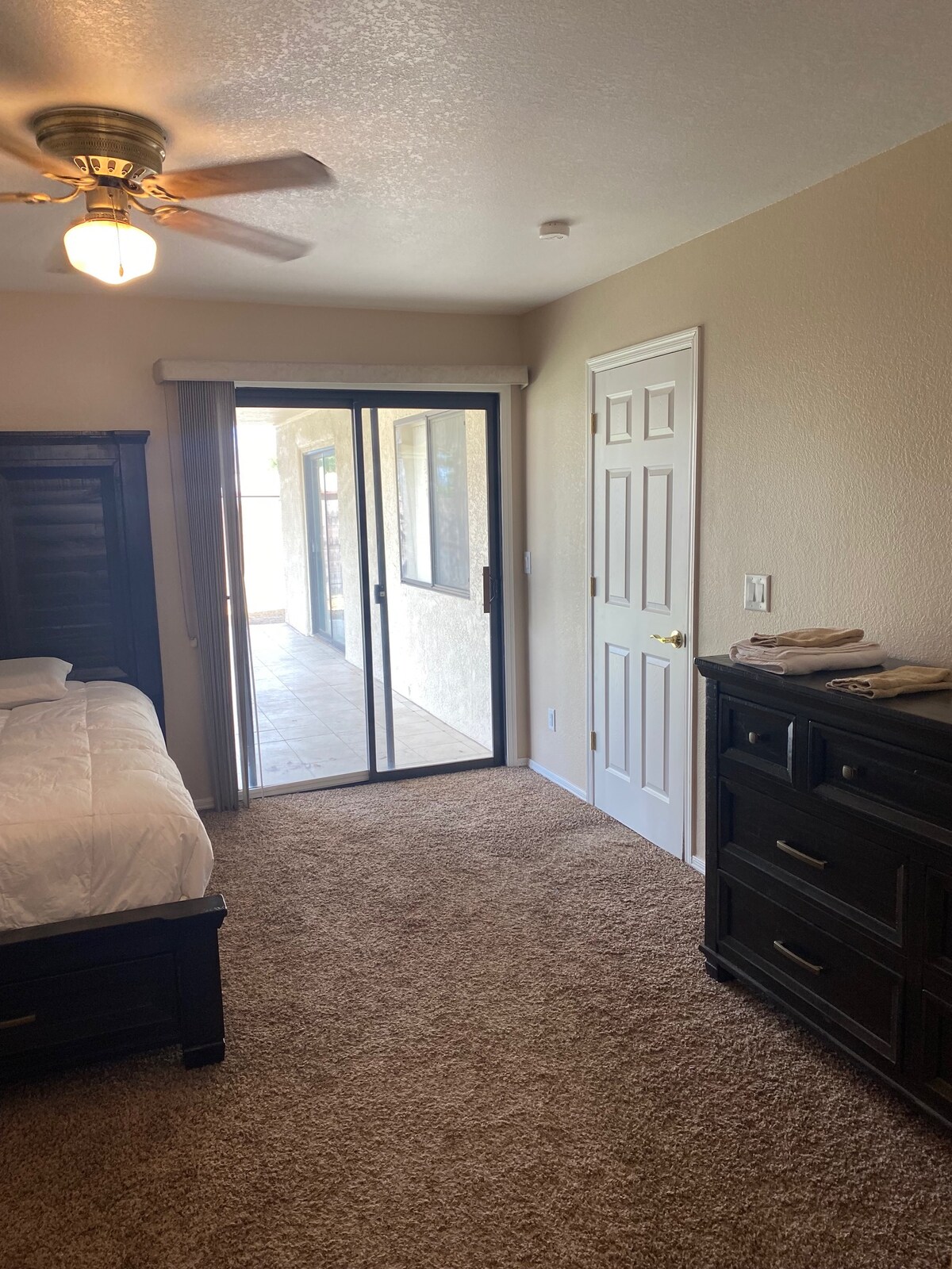 ოსტატი თვალს ადევნებს შუშის კარს უკანა პატიოსკენ. საწოლი გადავიდა კედელზე ფანჯრის ქვეშ, გადაადგილება უფრო ადვილია, საერთო ჯამში უკეთესი მდებარეობა მთავარ საძინებელში.