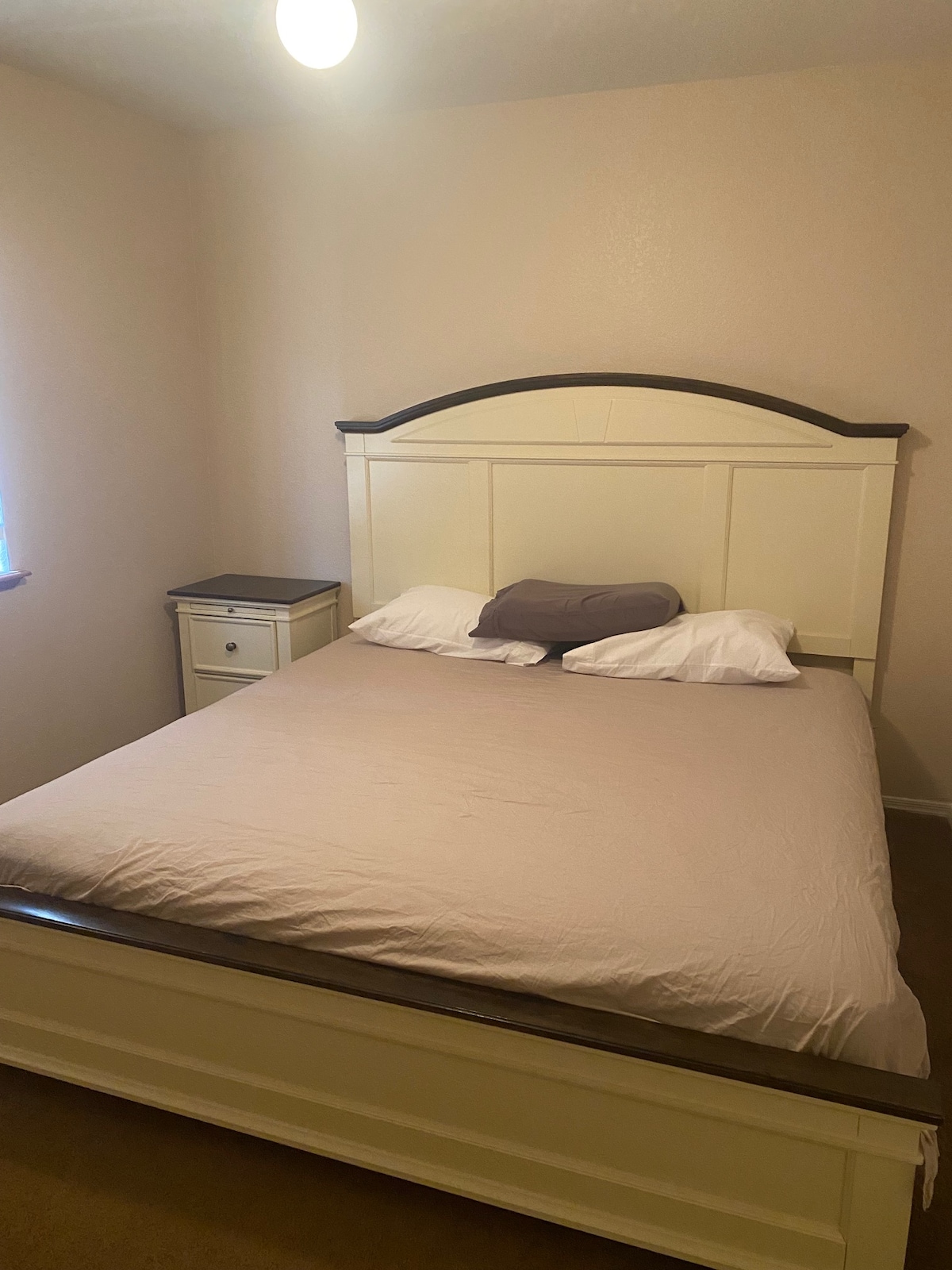 Საწოლი ოთახი 2 დიდი ზომის საწოლი