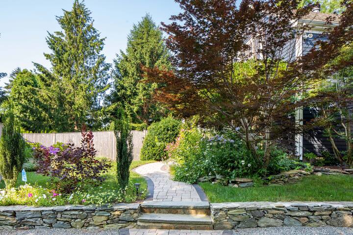 Coastal Hideaway- hot tub close to Newport+beaches gallery image 3