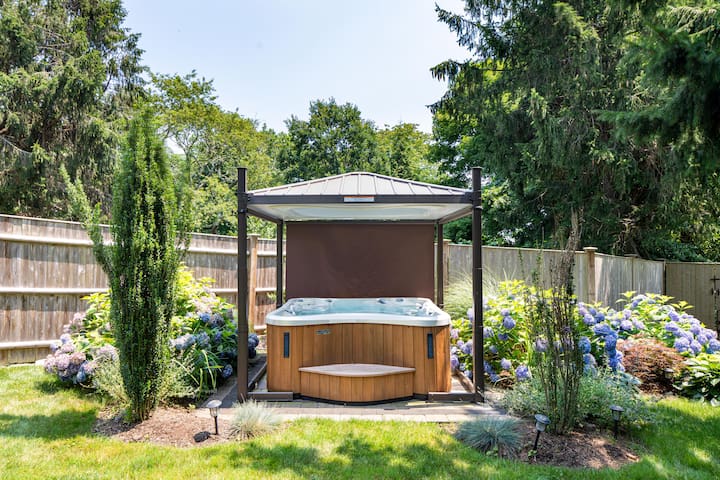 Coastal Hideaway- hot tub close to Newport+beaches