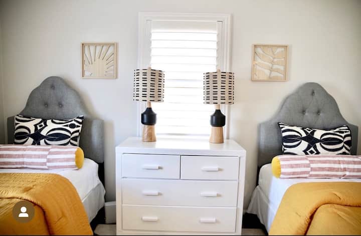 ห้องนอนที่สองพร้อมเตียงเดี่ยวสองเตียงและลิ้นชัก