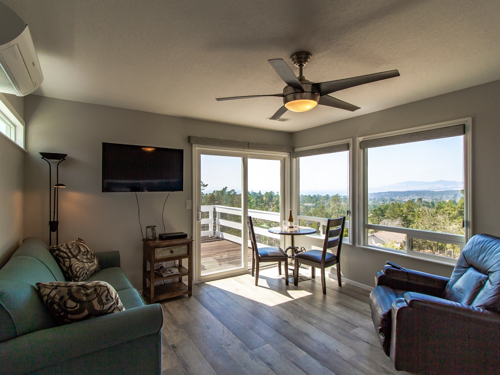 Upper Level Sleeper gauč, power recliner all with a great view!