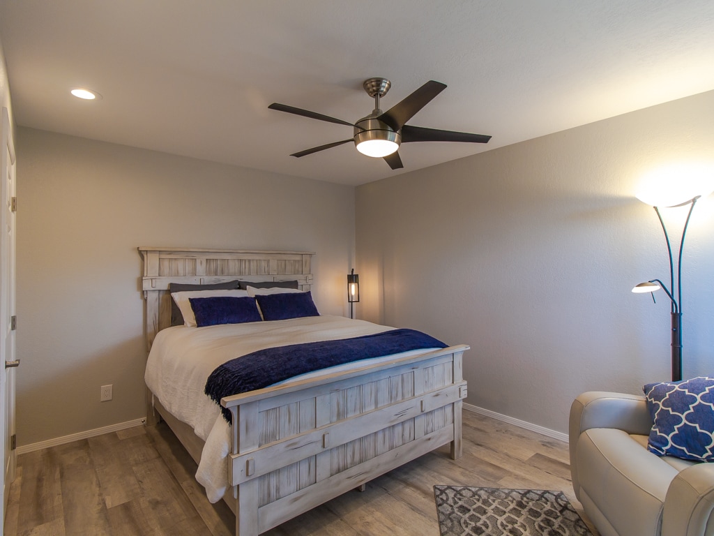 Menšia manželská posteľ na hornom poschod