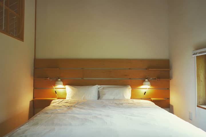 Queen Bedroom
It is large enough for couples and children to sleep together.