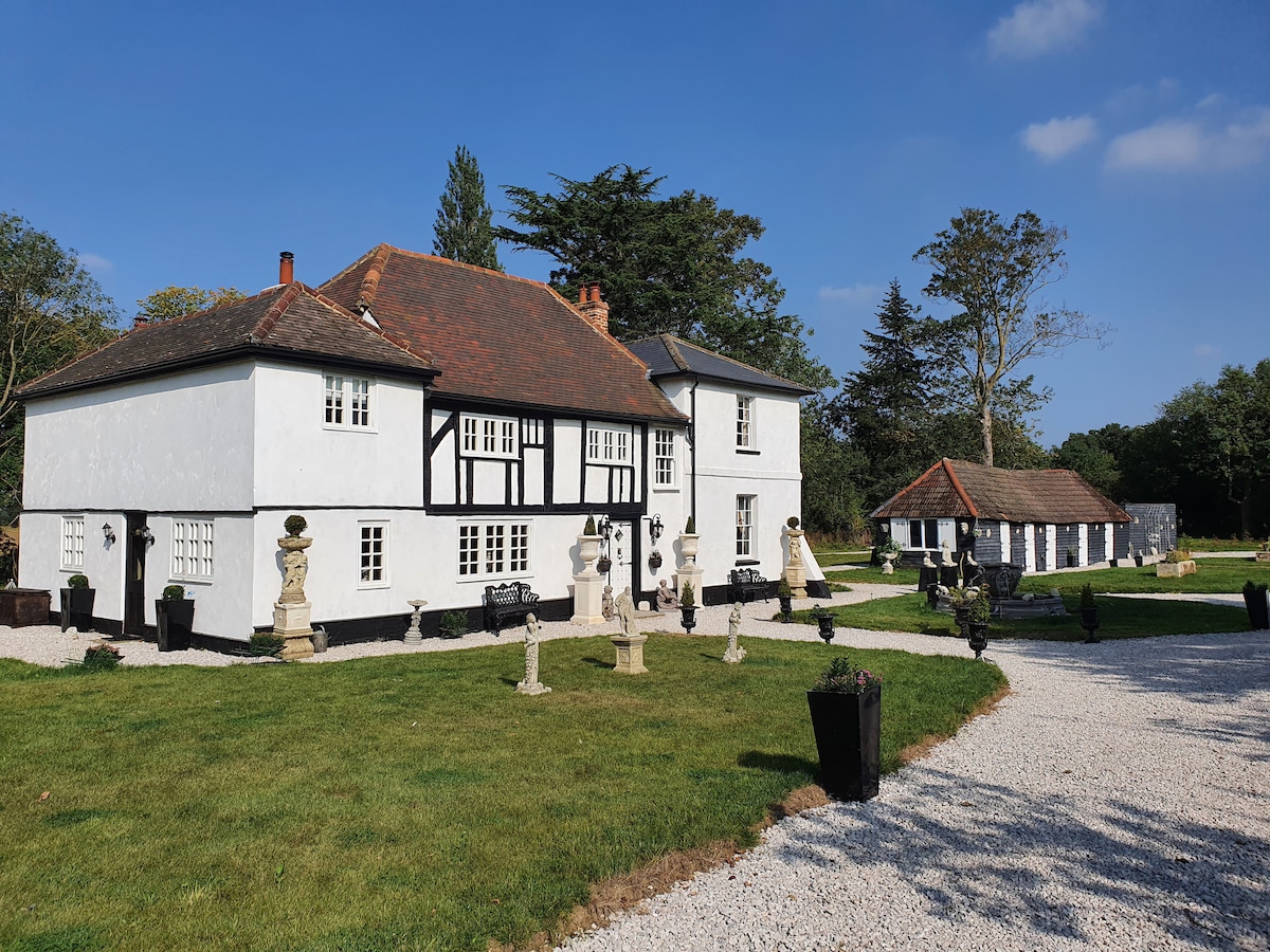 Historic Manor House for 6 to 31 guests -St Albans