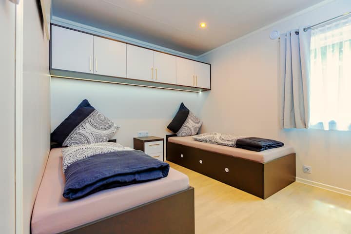Schlafzimmer 1