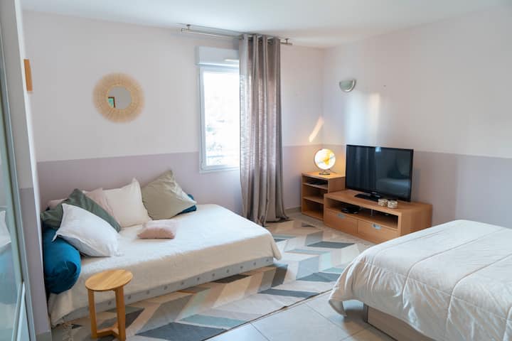 ห้องนอน #4 กว้างขวางพร้อมพื้นที่ทีวีดักแด้ ประกอบด้วยเตียงคู่ขนาด 140x200 2 เตียงและเตียงเสริมพร้อมลิ้นชักขนาด 90x190 เหมาะสำหรับรองรับครอบครัวหรือทำหน้าที่เป็นหอพักสำหรับเด็ก