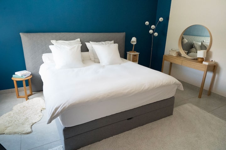 ห้องนอน #1 ห้องสวีทใหญ่เตียงคิงไซส์ 180x200
มีห้องน้ำส่วนตัวและห้องแต่งตัว 