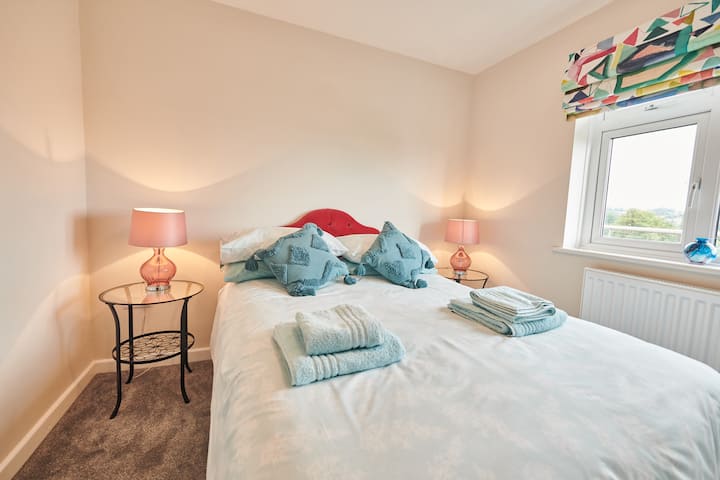 Pohodlná manželská posteľ s dostatočným úložným priestorom