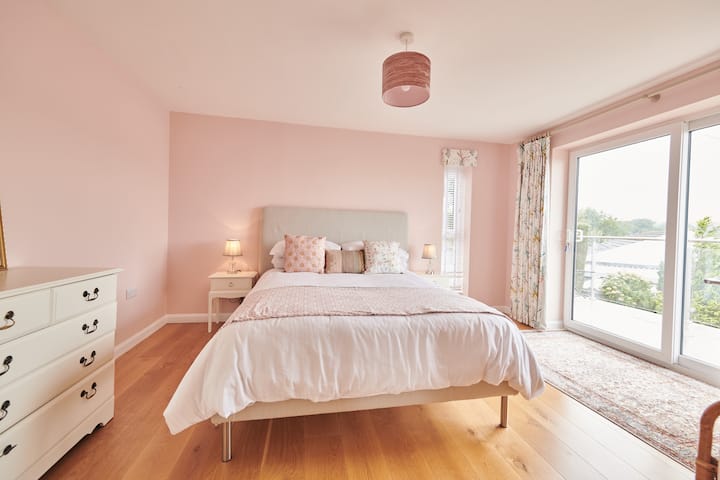 Jasná a štýlová spálňa