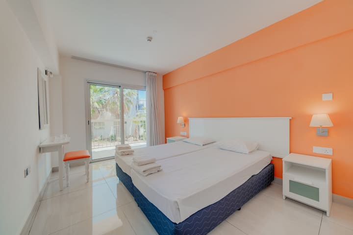 2x ერთადგილიანი საწოლი / აივანი ან ფანჯარა