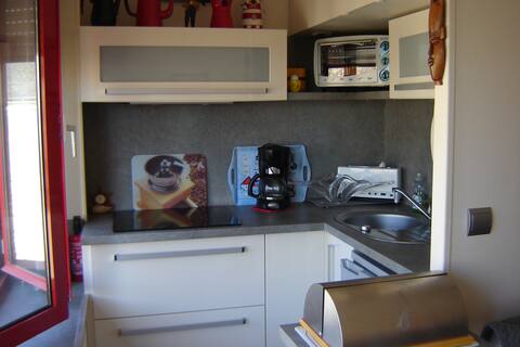 Annonce Airbnb populaire: studio with direct access to the harbor à Le Croisic