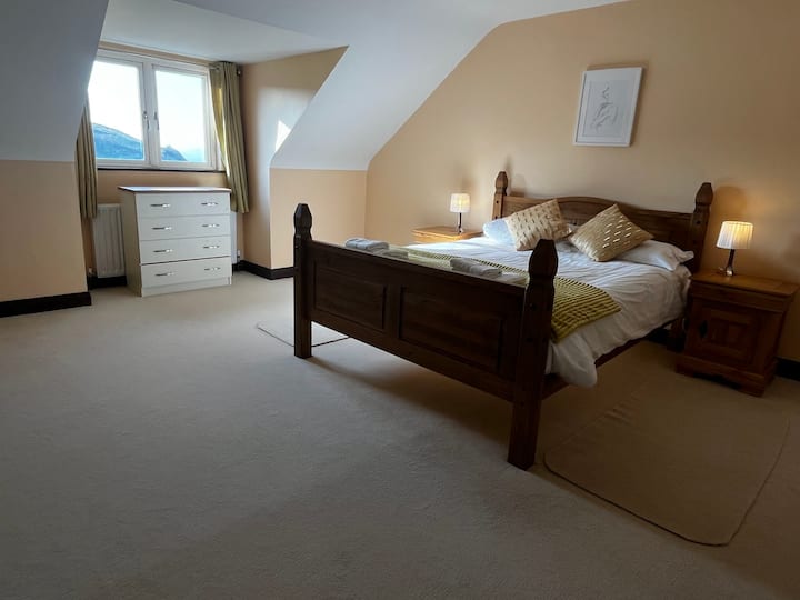 Naša spavaća soba s bračnim krevetom na katu i Smart TV