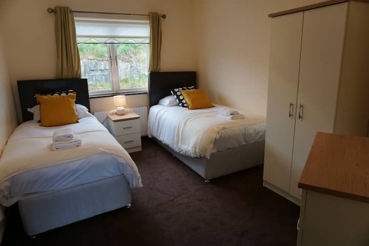 Naša spavaća soba s 2 odvojena kreveta