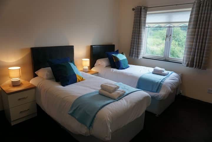 Naša spavaća soba s dva odvojena kreveta u prizemlju s vlastitom kupaonicom i garderobom