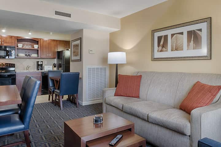 ห้องนั่งเล่นวินด์แฮมลองวาร์ฟ  ห้องพักมีรูปแบบวิวและการออกแบบที่หลากหลาย  มีการกำหนดยูนิตเมื่อเช็คอิน