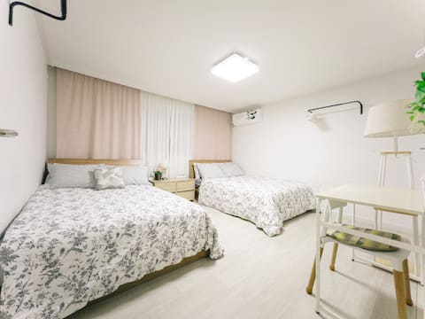 [Hongdae] 27th Gil GuestHouse#3R+2BR#4min from Stn