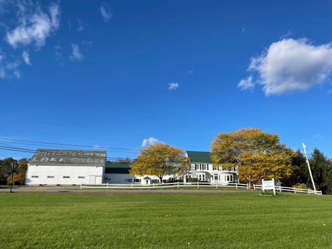 6 bedroom Historic Farmhouse w/ stunning Lakeview