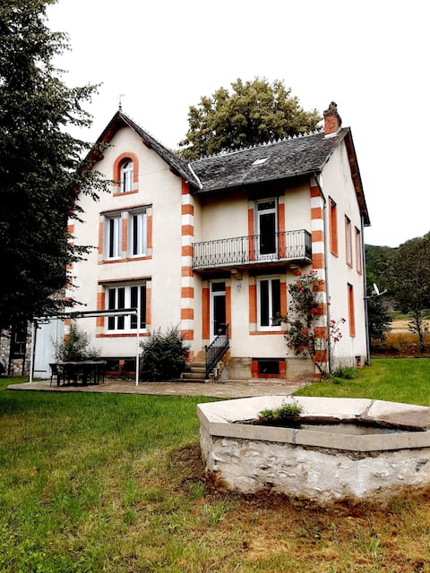 Ancienne maison de tisserand au coeur du Cantal