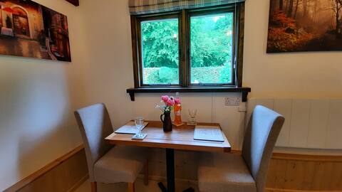 Popular Airbnb listing: Charming 1 bedroom place with parking. in Buckinghamshire