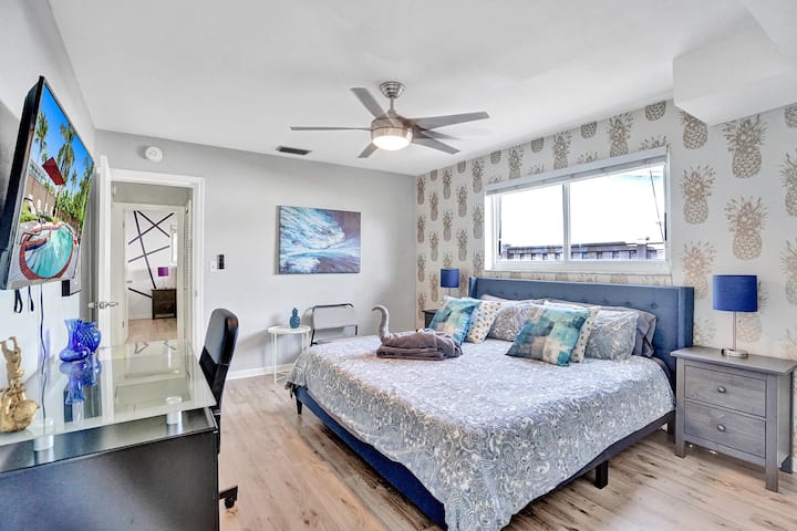 Hoofdslaapkamer met kingsize bed, eigen badkamer en 50inch smart-tv