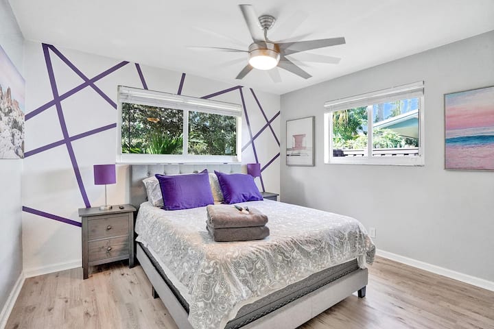 Slaapkamer 2 met queensize bed en 32inch smart-tv