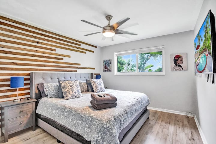 Slaapkamer 3 met kingsize bed en 50inch smart-tv