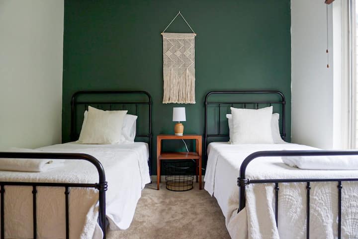 ห้องนอน 2 มีเตียงแฝด 2 หลังและมีห้องน้ำเต็มรูปแบบของตัวเอง 