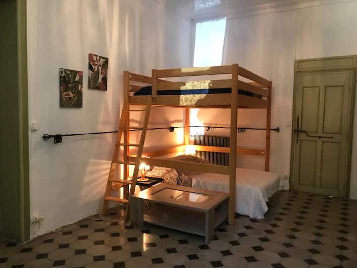 Спална соба на приземје со брачен кревет и мецанин