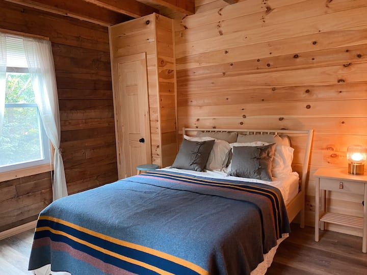 Საძინებელი 1 (1 სართული საძინებელი საწოლით + უჯრით)