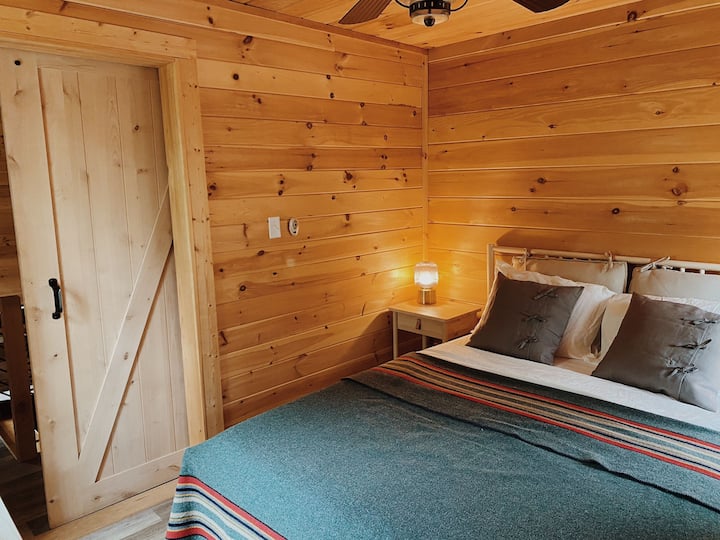 Საძინებელი 2 (მე-2 სართული საძინებელი საწოლით + უჯრები + ბეღლის სტილის კარი)