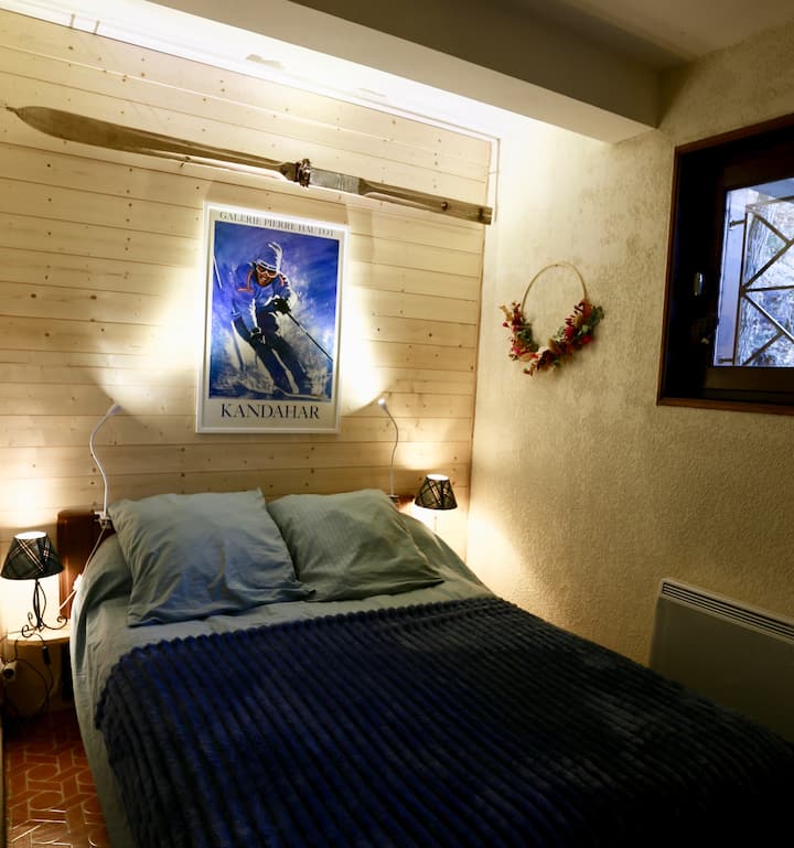 Dormitorio SLALOM, planta baja 120 camas dobles, armario grande, lectores de libros LED