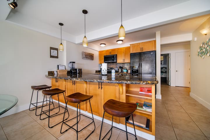 Oceanfront View-Balcony-Pool: Kahana Outrigger 3B1 gallery image 2